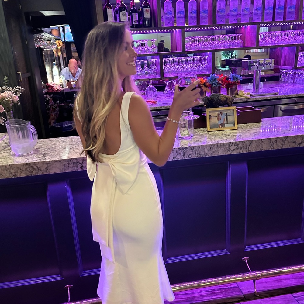 Elegant White Sleeveless Dress